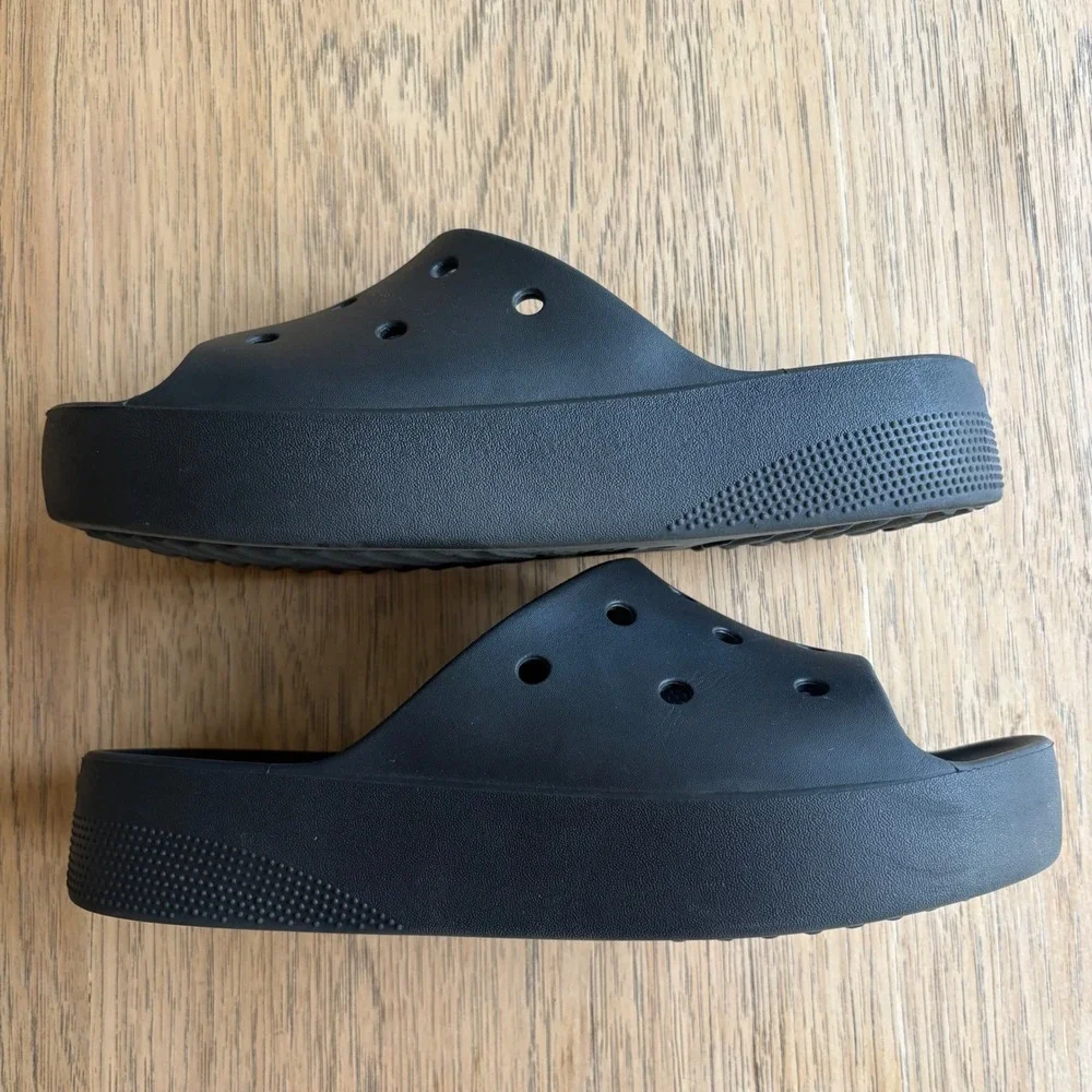 CROCS excellent barely